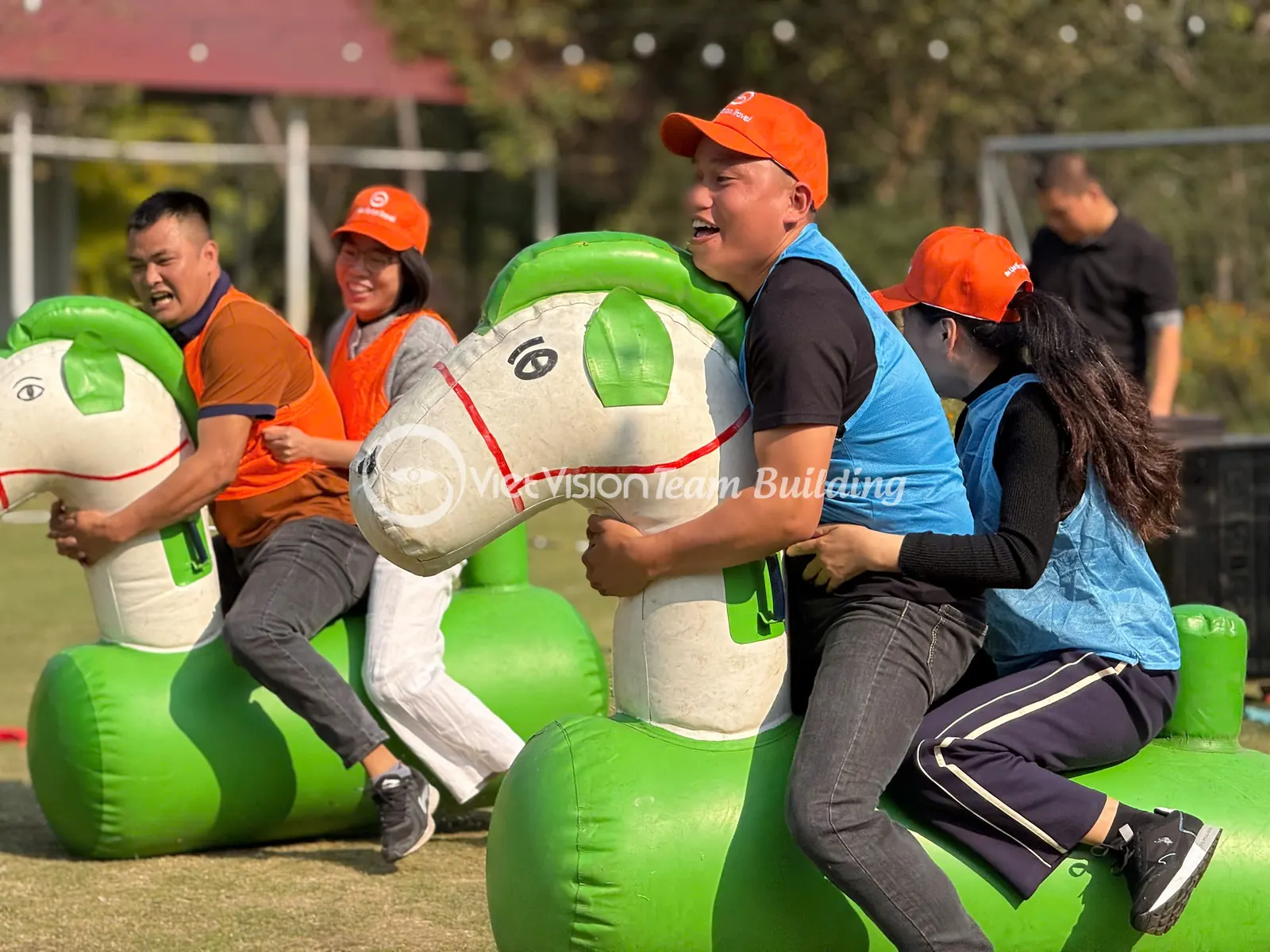 Phối Hợp Với Đạo Cụ Team Building Các thành viên phối hợp với đạo cụ team building