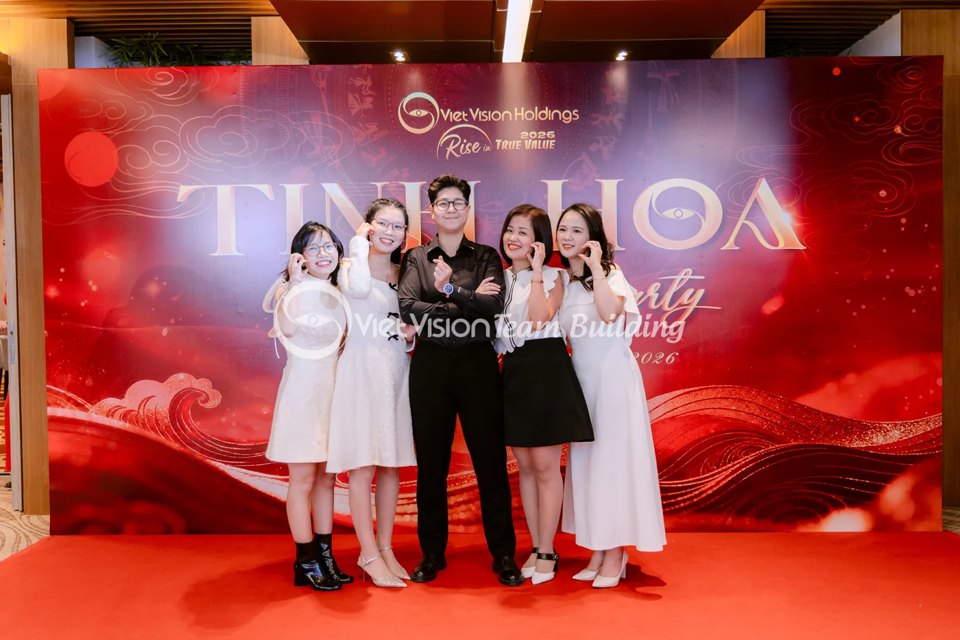 Khách tạo dáng nhanh trước backdrop