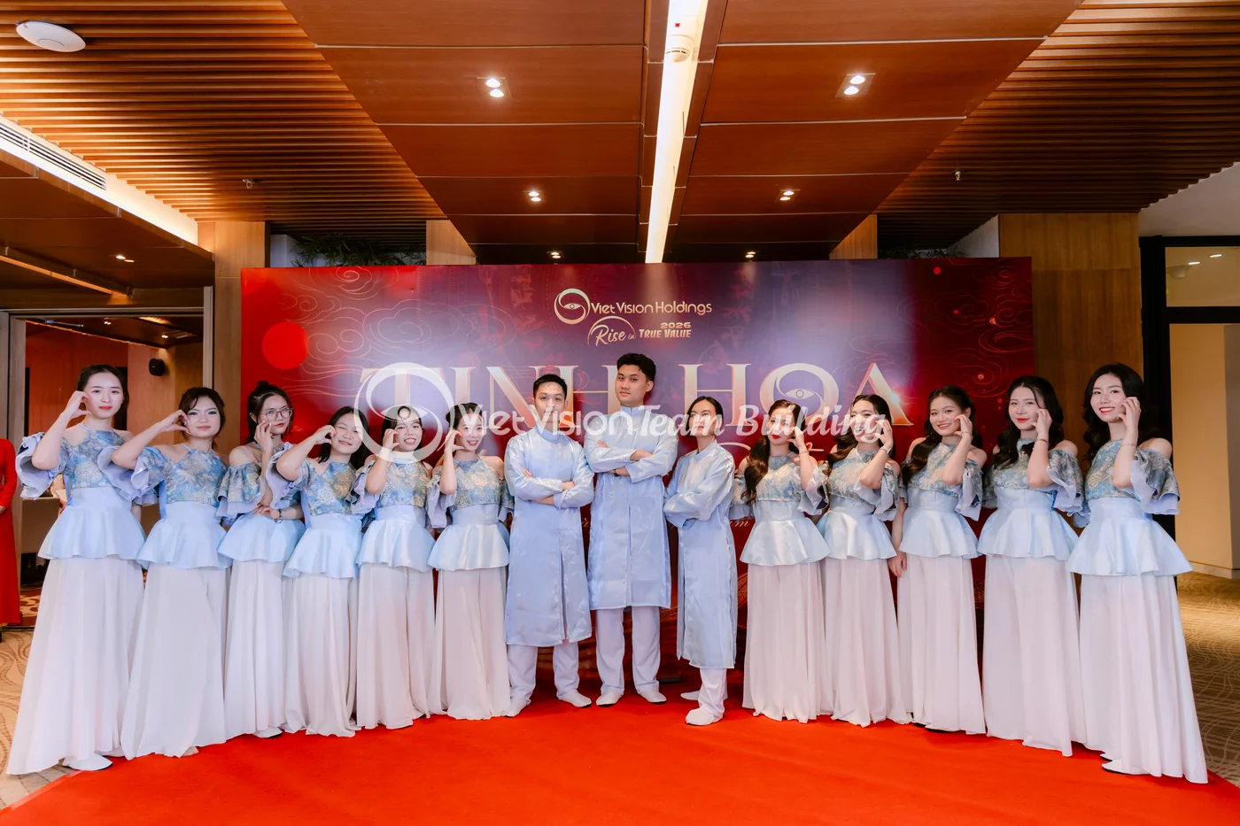 Tập thể chụp ảnh mà không cản luồng đón khách