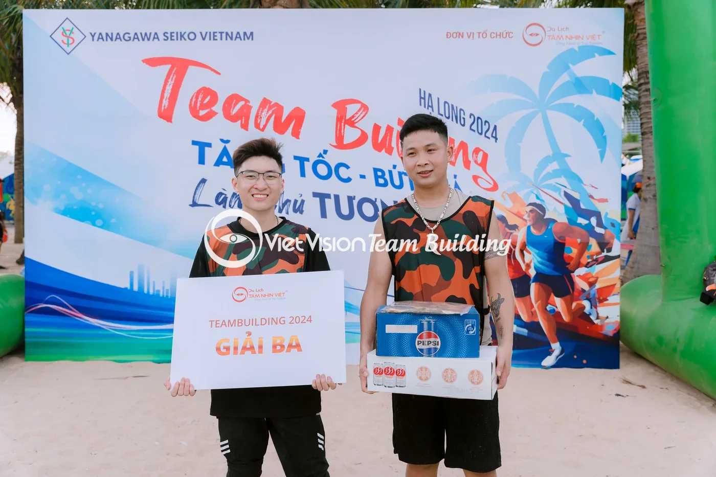 Đại diện tập thể nhận phần quà lưu niệm
