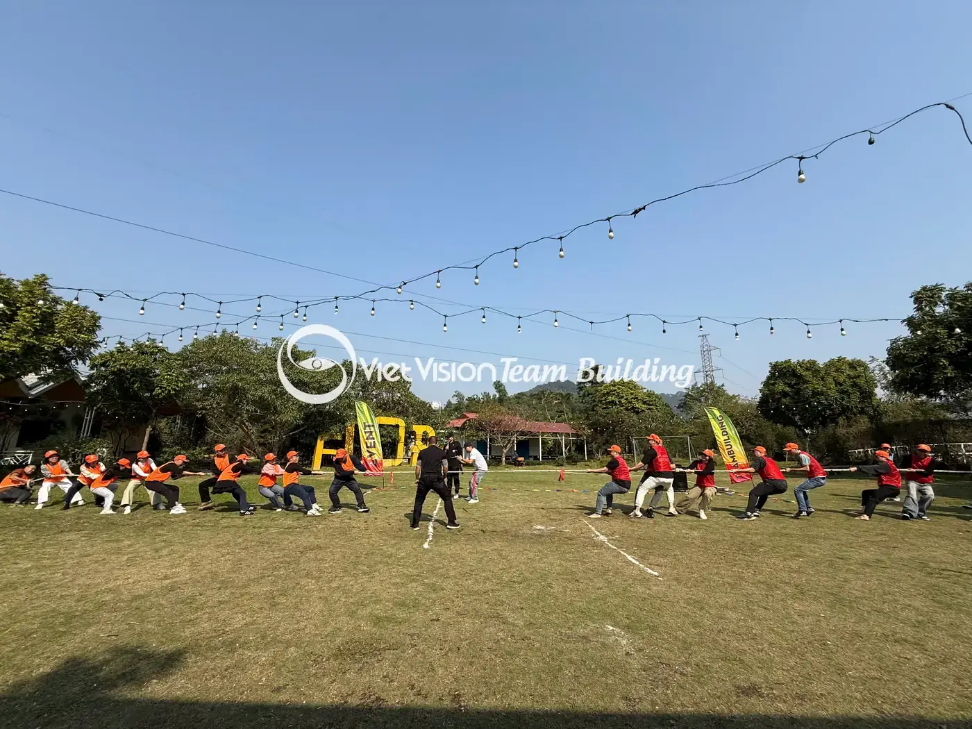 Nhiều đội tham gia thử thách team building trên sân cỏ rộng Nhiều đội tham gia thử thách team building trên sân cỏ rộng