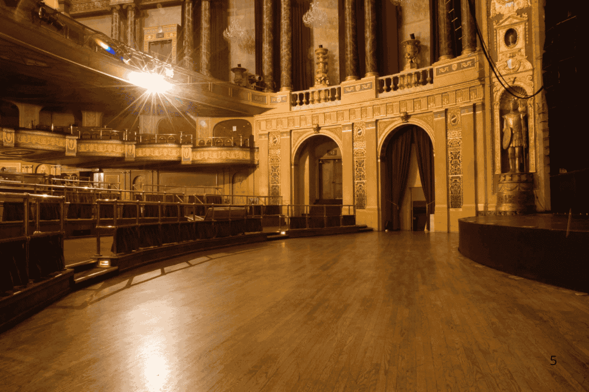 Stage Design cổ điển với bố cục, ánh sáng và vật liệu truyền thống