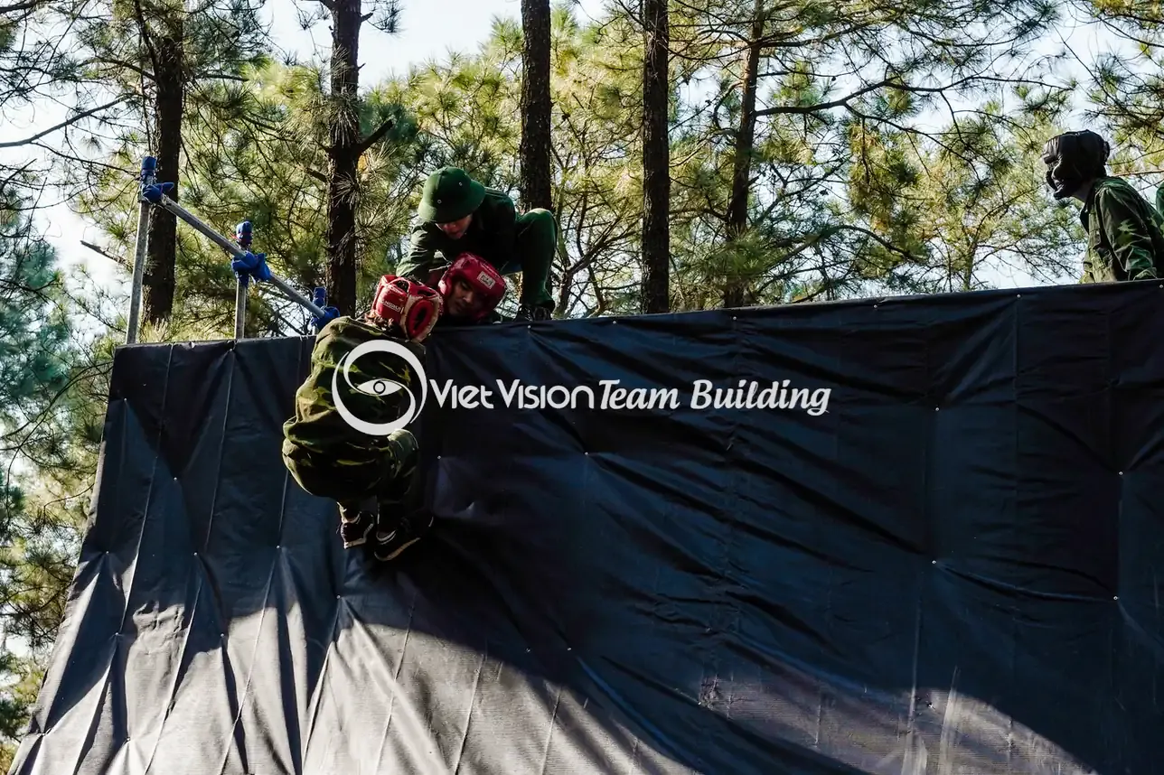Vượt tường cao trong team building quân đội Vượt tường cao trong team building quân đội