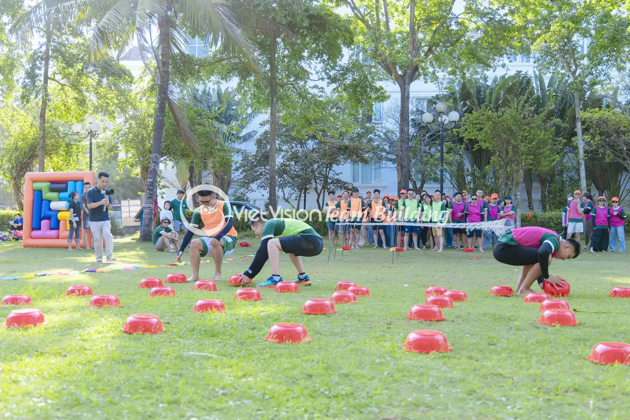 Trò chơi team building Sầm Sơn có đạo cụ và điều phối viên hỗ trợ