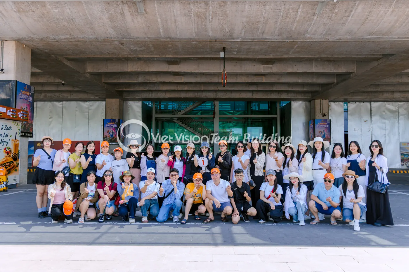 Ảnh tập thể trước hành trình company trip