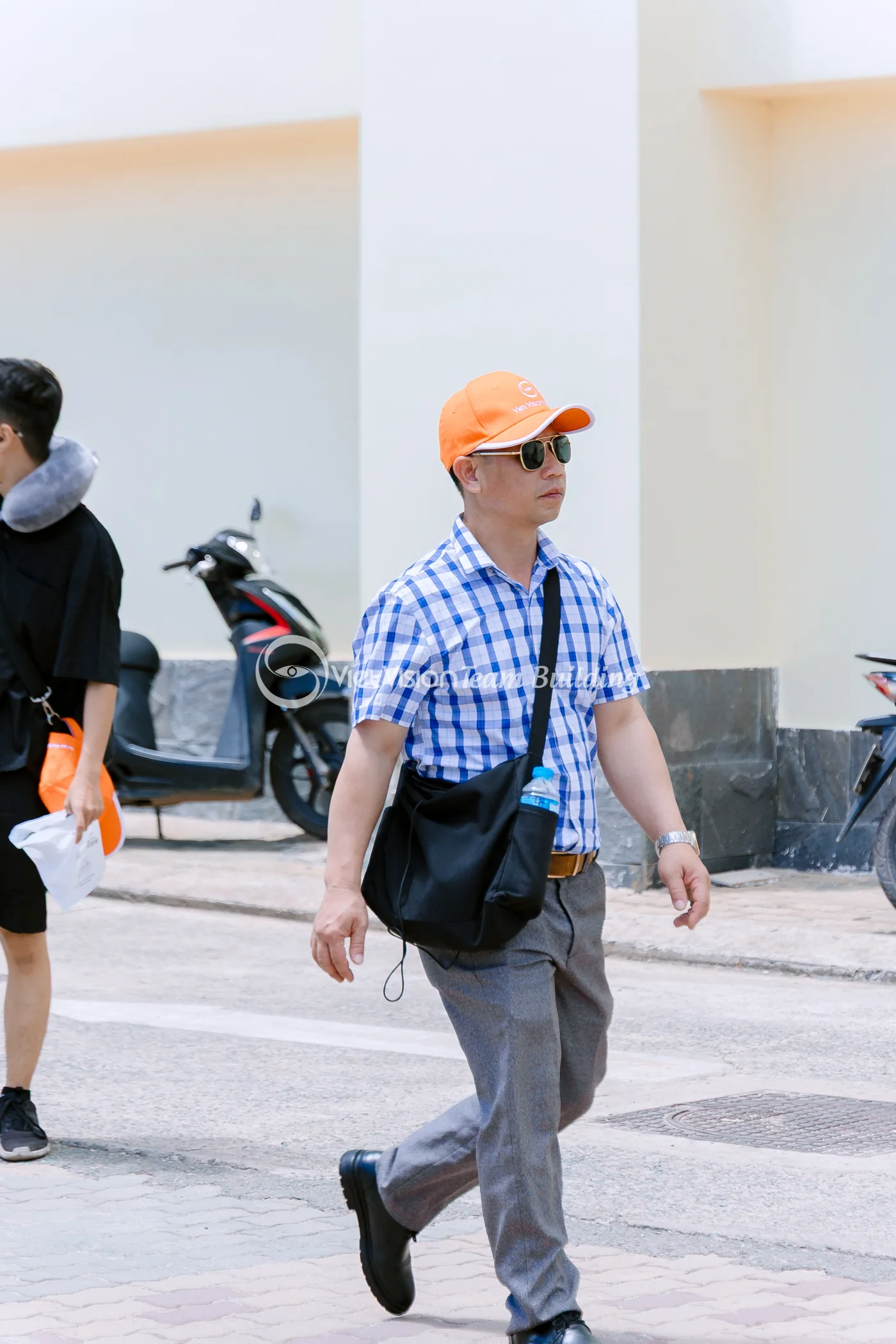 Thành viên chuẩn bị lên xe