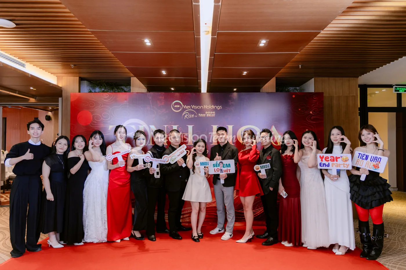 Tập thể công ty chụp ảnh cùng bảng nhận diện chương trình team building