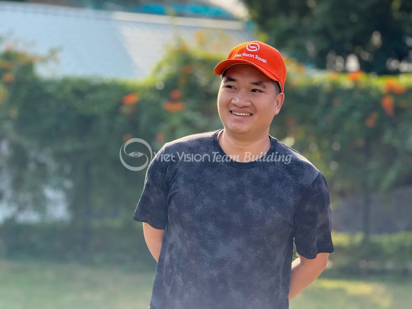 Điều phối viên briefing đội chơi trong chương trình team building công ty