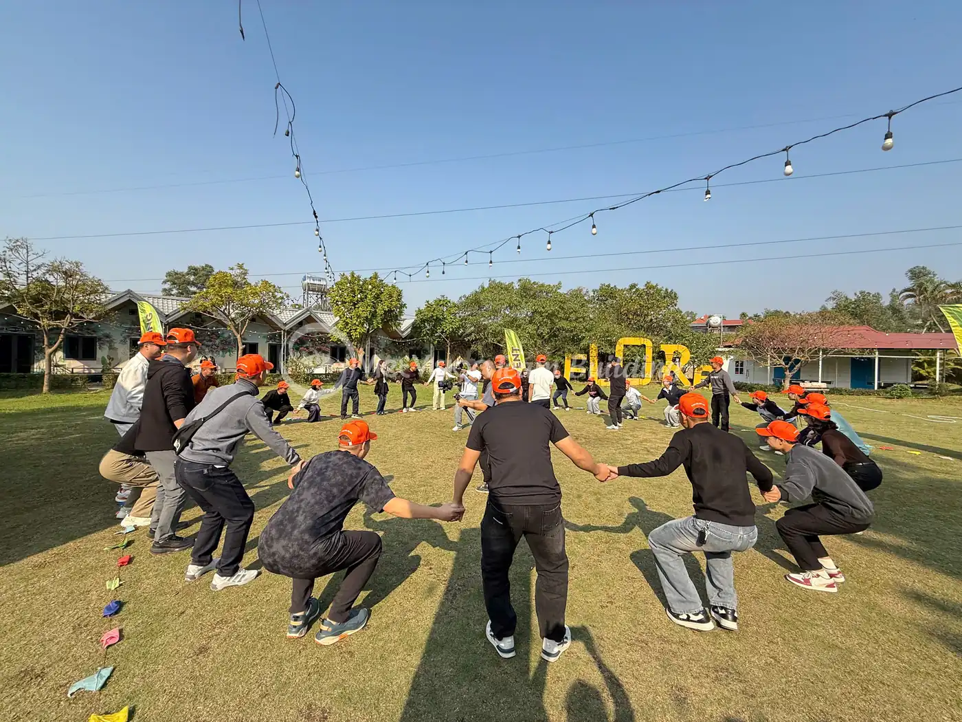 Đội chơi phối hợp trong trò chơi team building ngoài trời