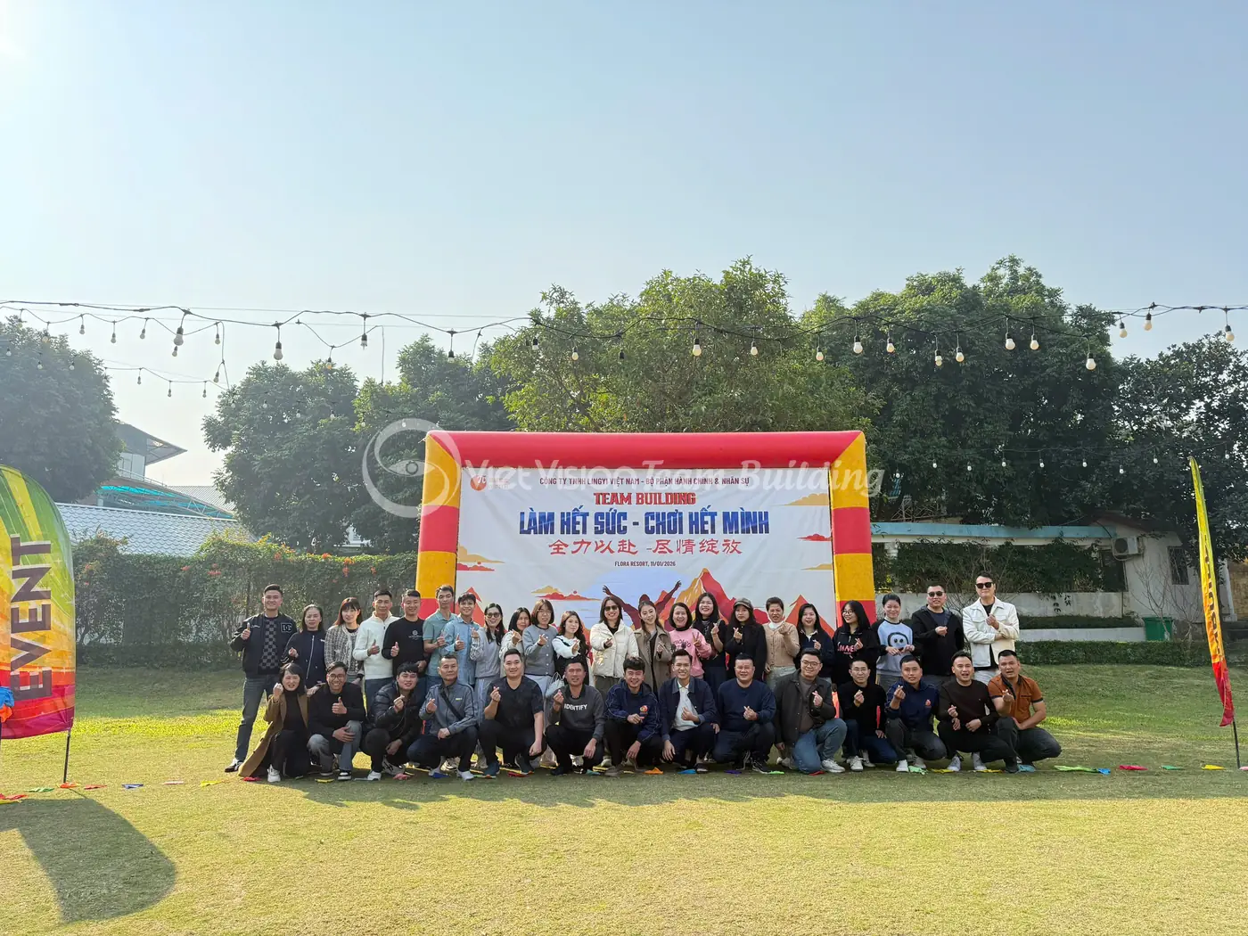 Tập thể công ty chụp ảnh tại chương trình team building ngoài trời