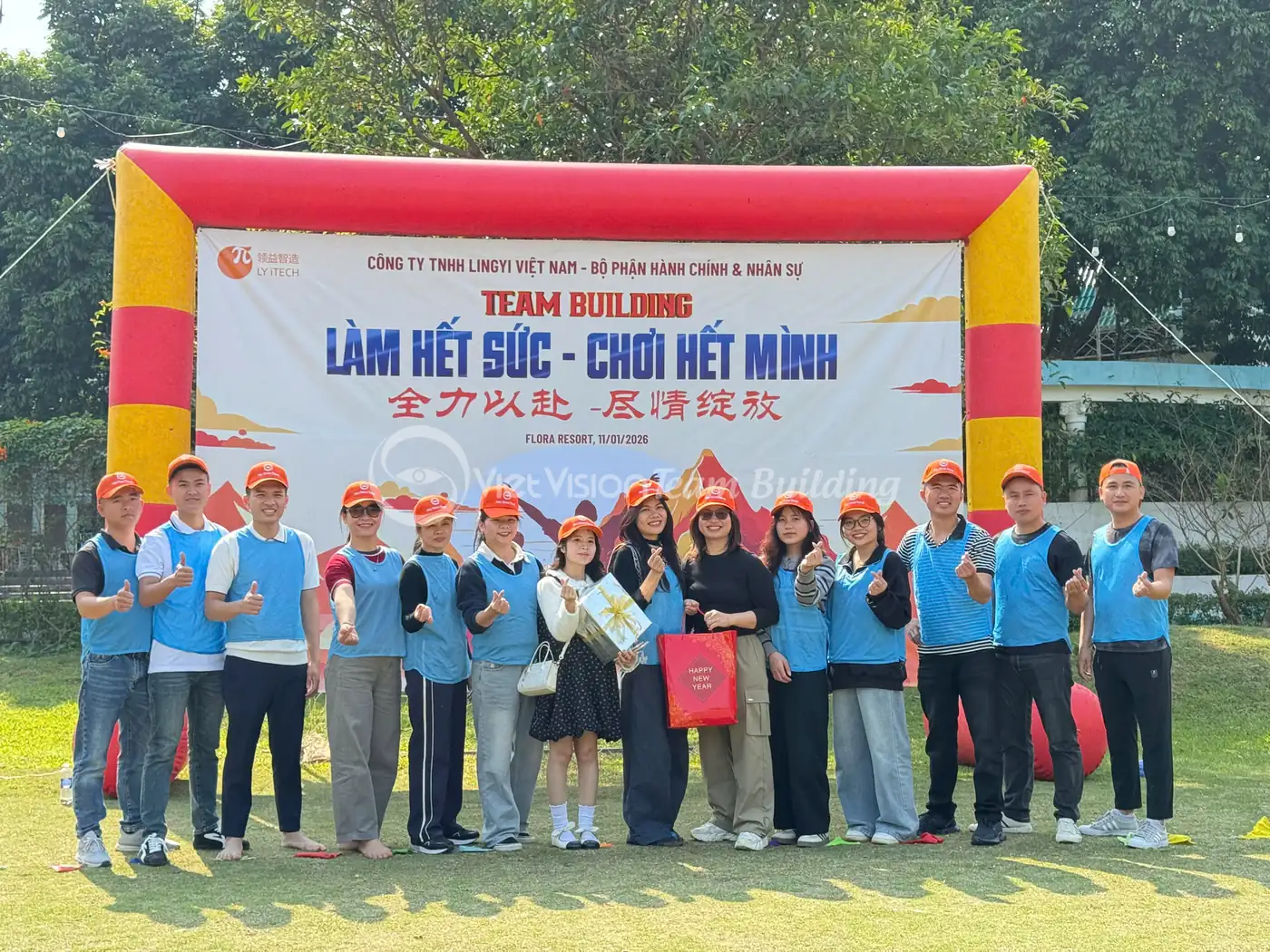 Ảnh tập thể sau chương trình team building của công ty