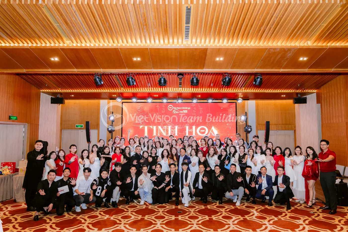 Ảnh tập thể công ty trước sân khấu sự kiện sau chương trình team building