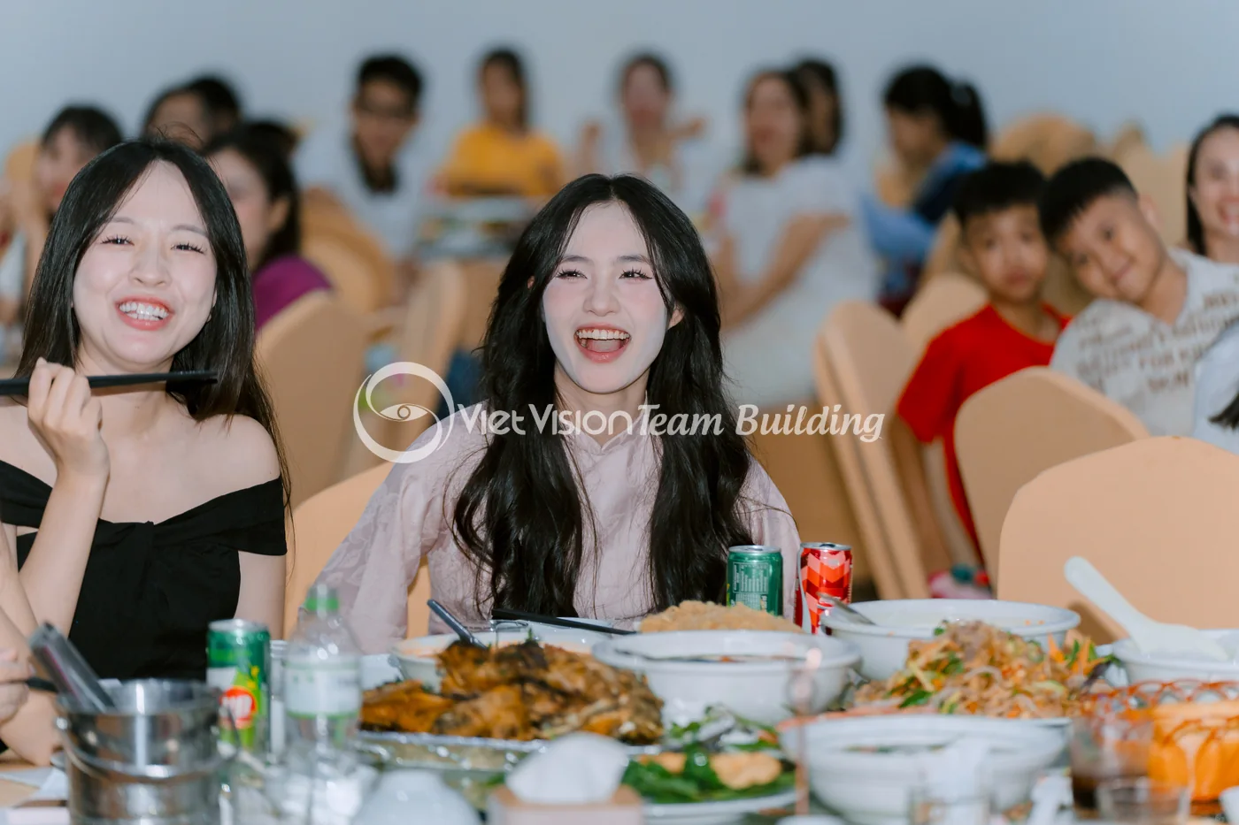 Khách ngồi cùng bàn trong gala dinner