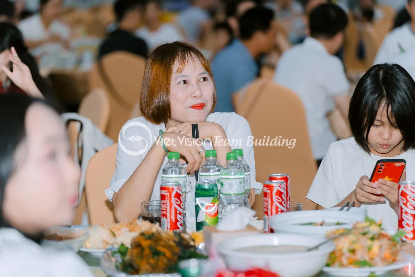Khoảng cách bàn bảo đảm lối phục vụ