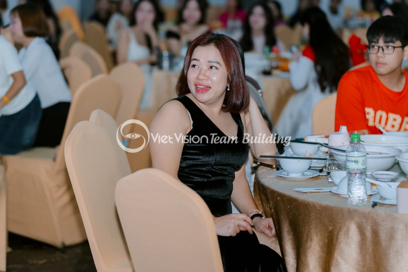 Bàn tiệc được bố trí theo nhóm khách