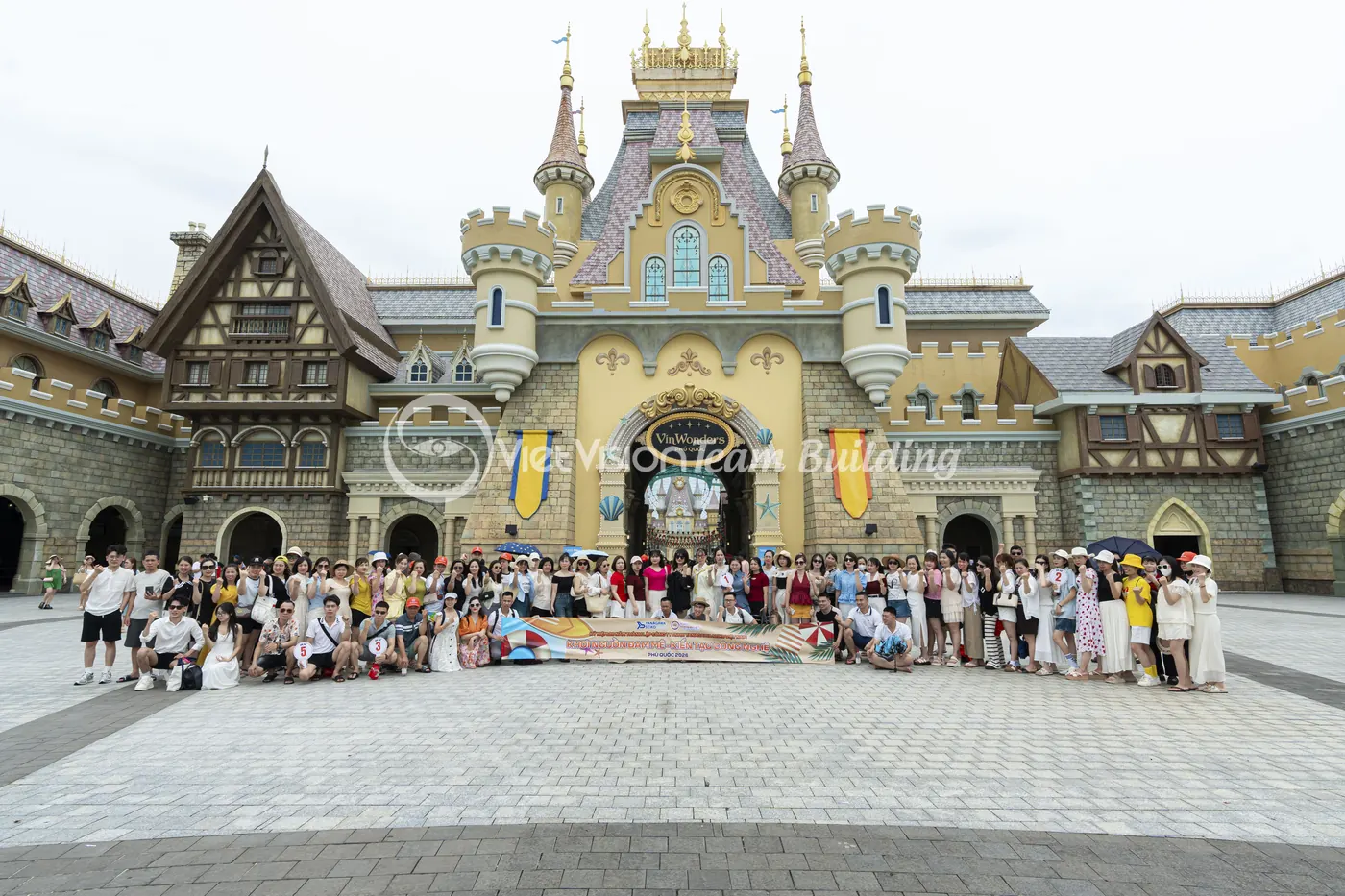 Đoàn doanh nghiệp tập kết tại điểm xuất phát cho sơ đồ trạm team building Amazing Race