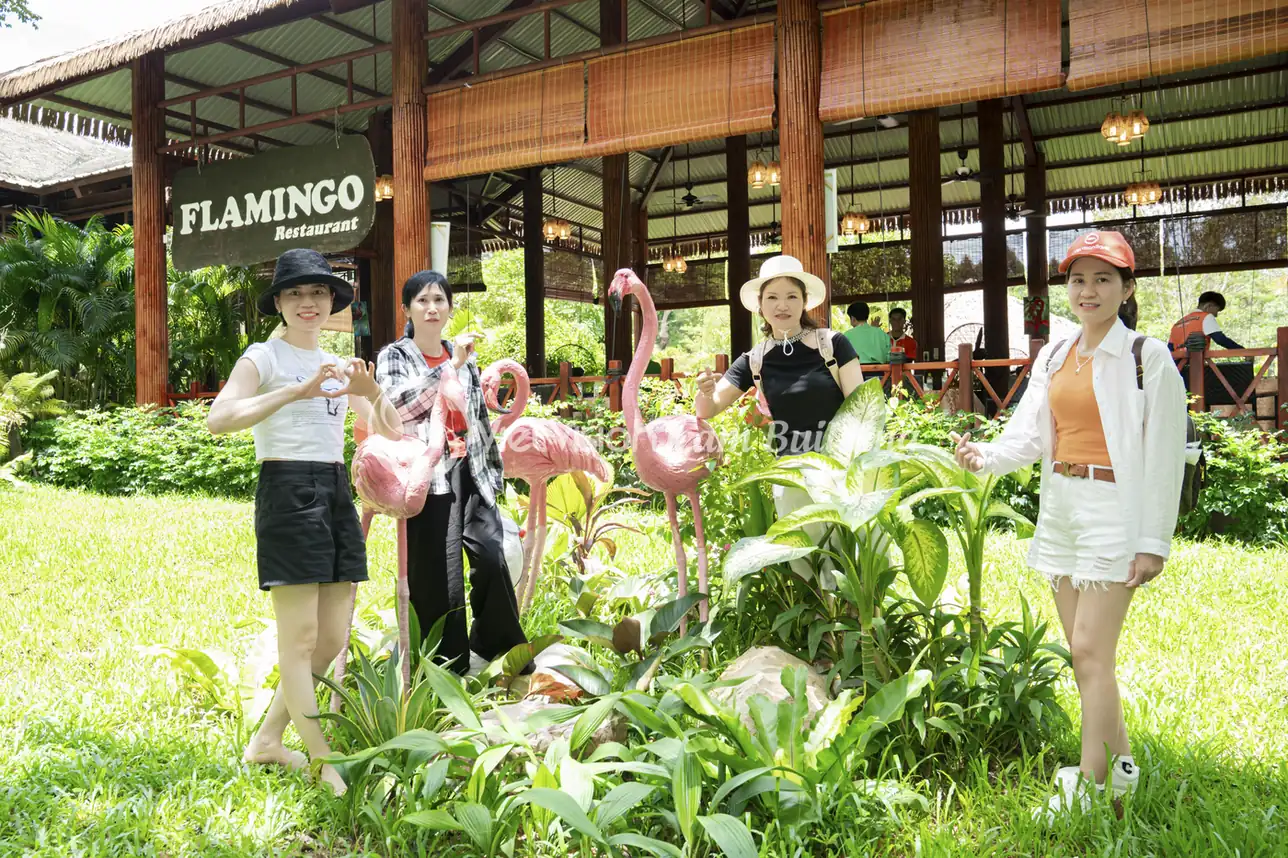 Một nhóm nhỏ dừng tại điểm checkpoint trong tuyến Amazing Race doanh nghiệp