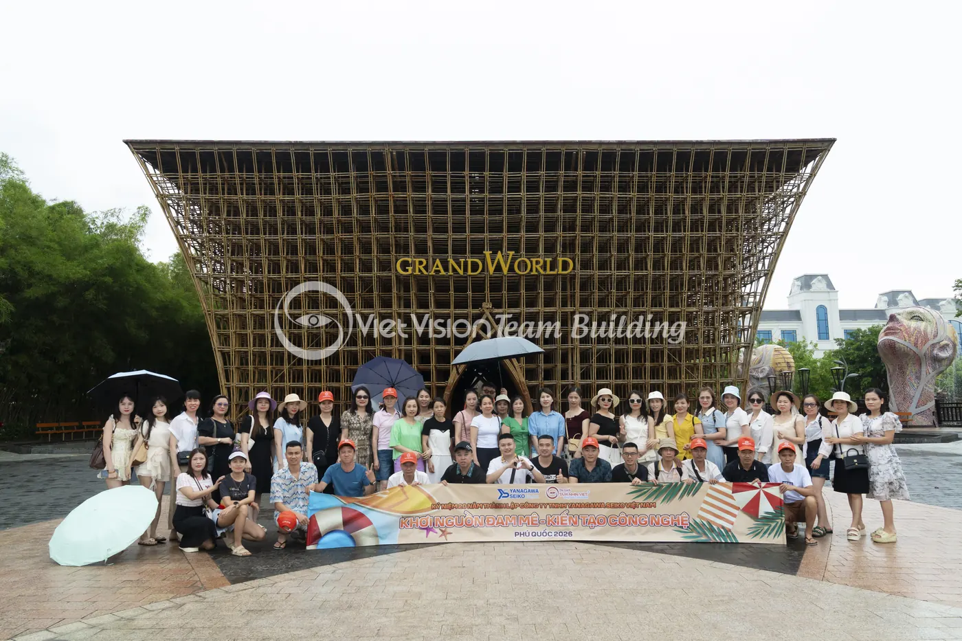 Đoàn tập kết tại điểm chung sau khi hoàn thành tuyến trạm Amazing Race