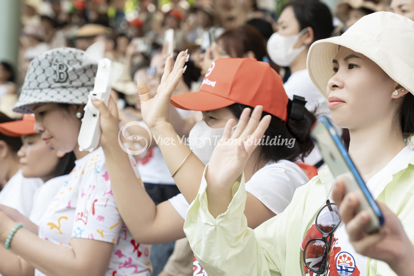 Người tham gia ngồi chờ và quan sát để giữ nhịp trước khi vào trạm tiếp theo