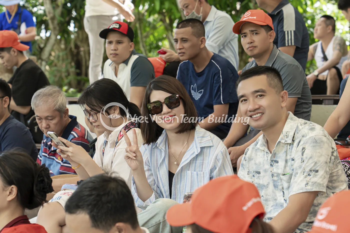 Người tham gia nghe brief trước khi di chuyển qua các trạm trong Amazing Race