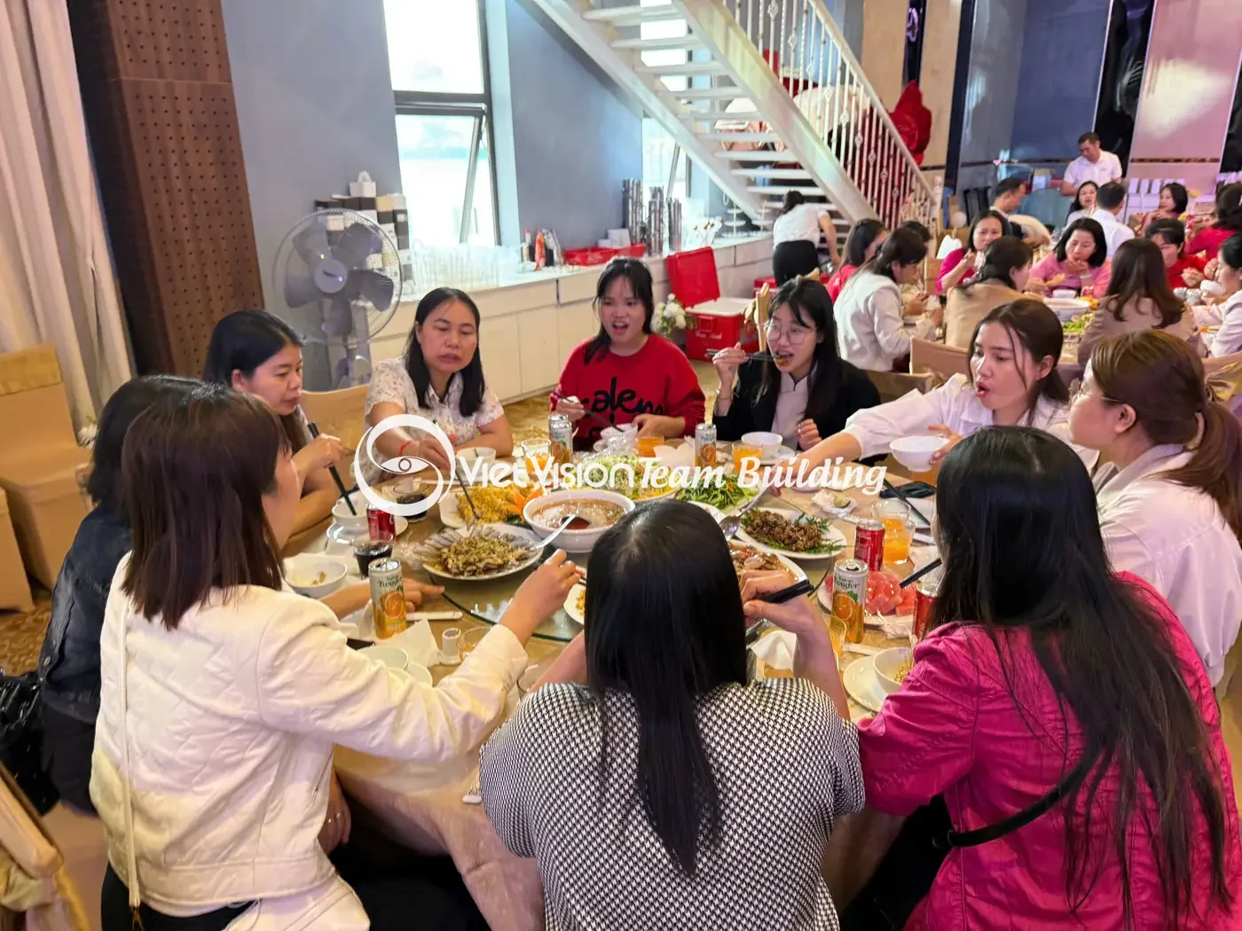 Khán giả tương tác với nội dung trên sân khấu Khán giả tương tác với nội dung trên sân khấu