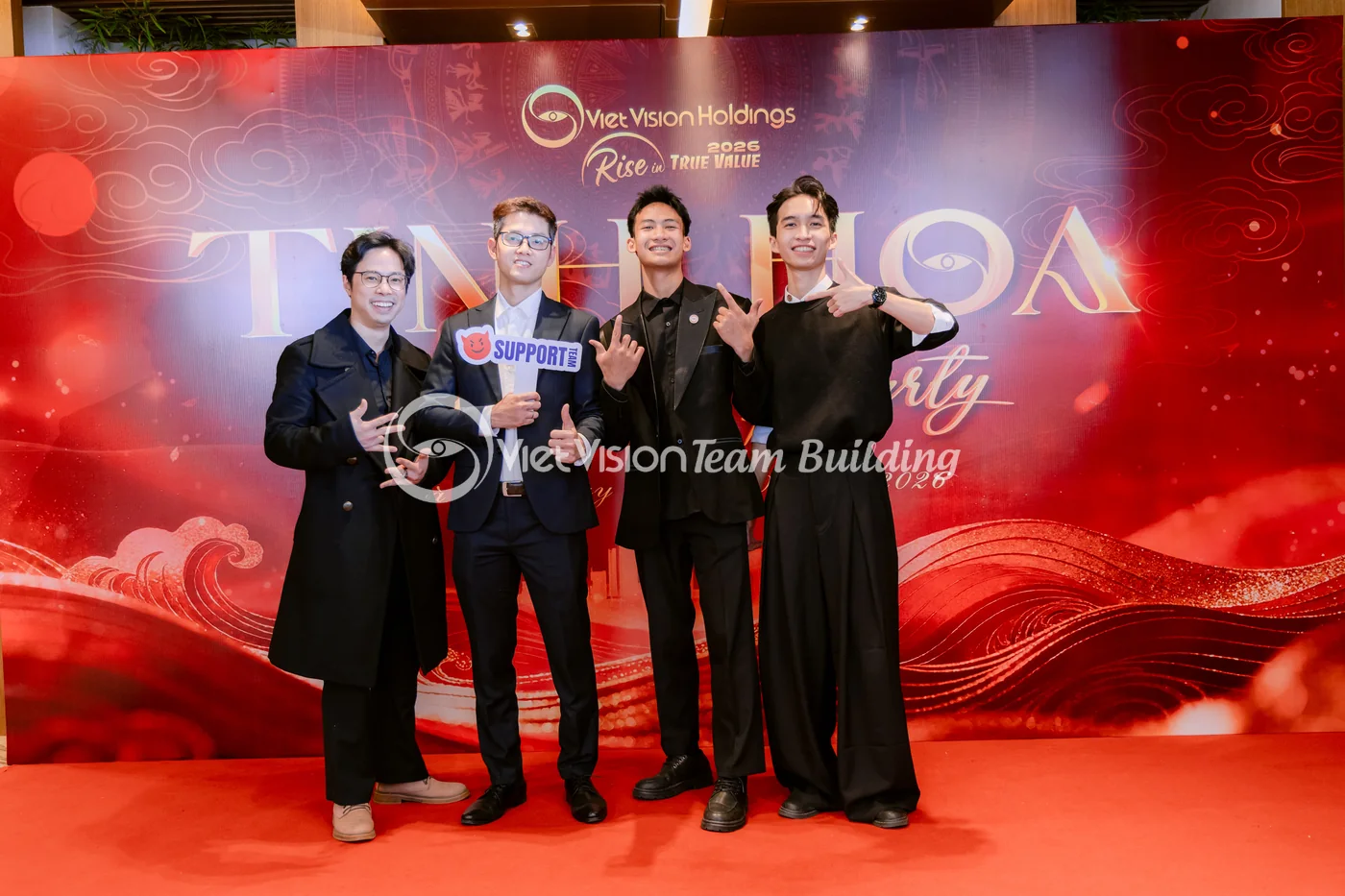 Thành viên chụp ảnh lưu niệm tại gala