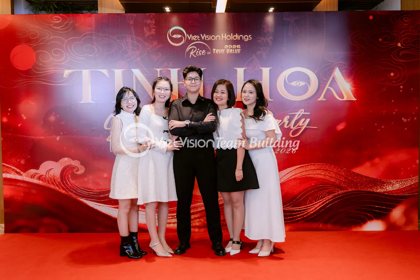 Nhóm nhân viên xếp đội hình trước backdrop