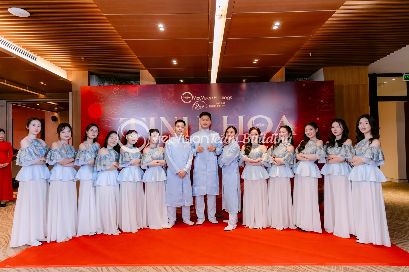 Đội hình tập thể đông người tại gala
