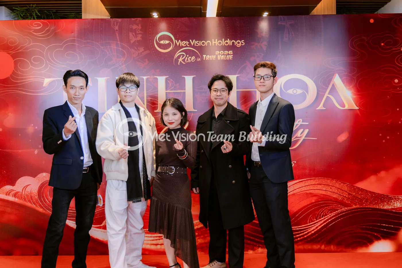 Nhóm nhân sự tạo dáng trước backdrop