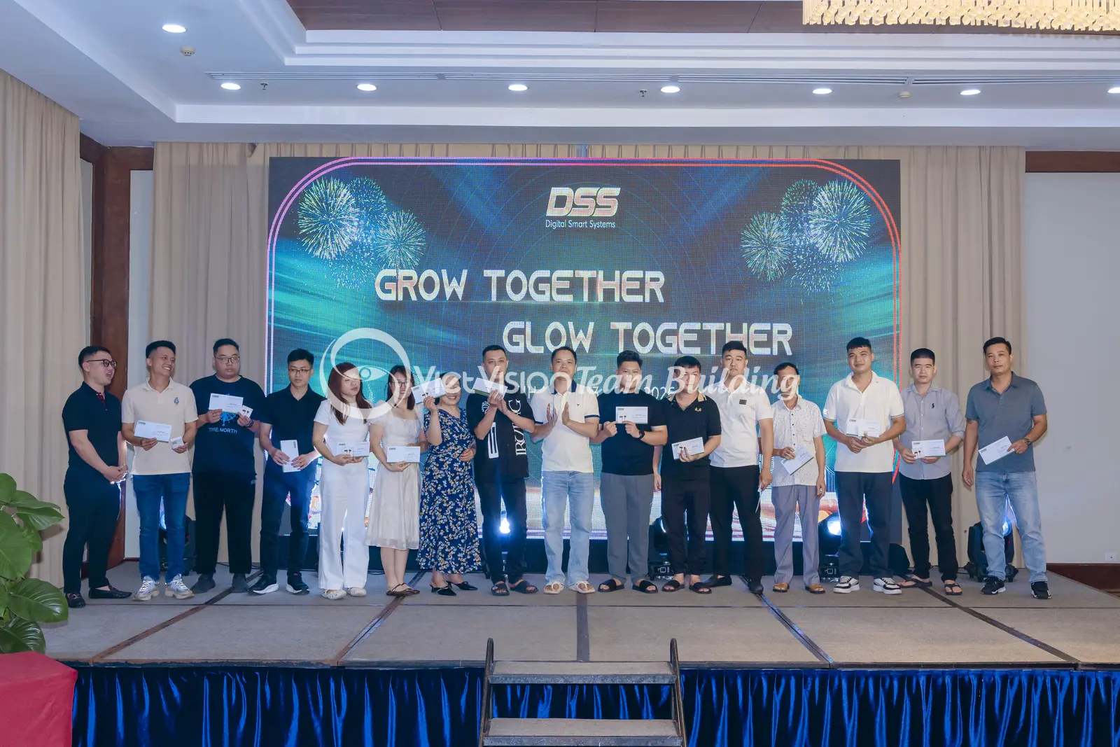 Tập Thể Doanh Nghiệp Trên Sân Khấu Sự Kiện tập thể doanh nghiệp trên sân khấu sự kiện