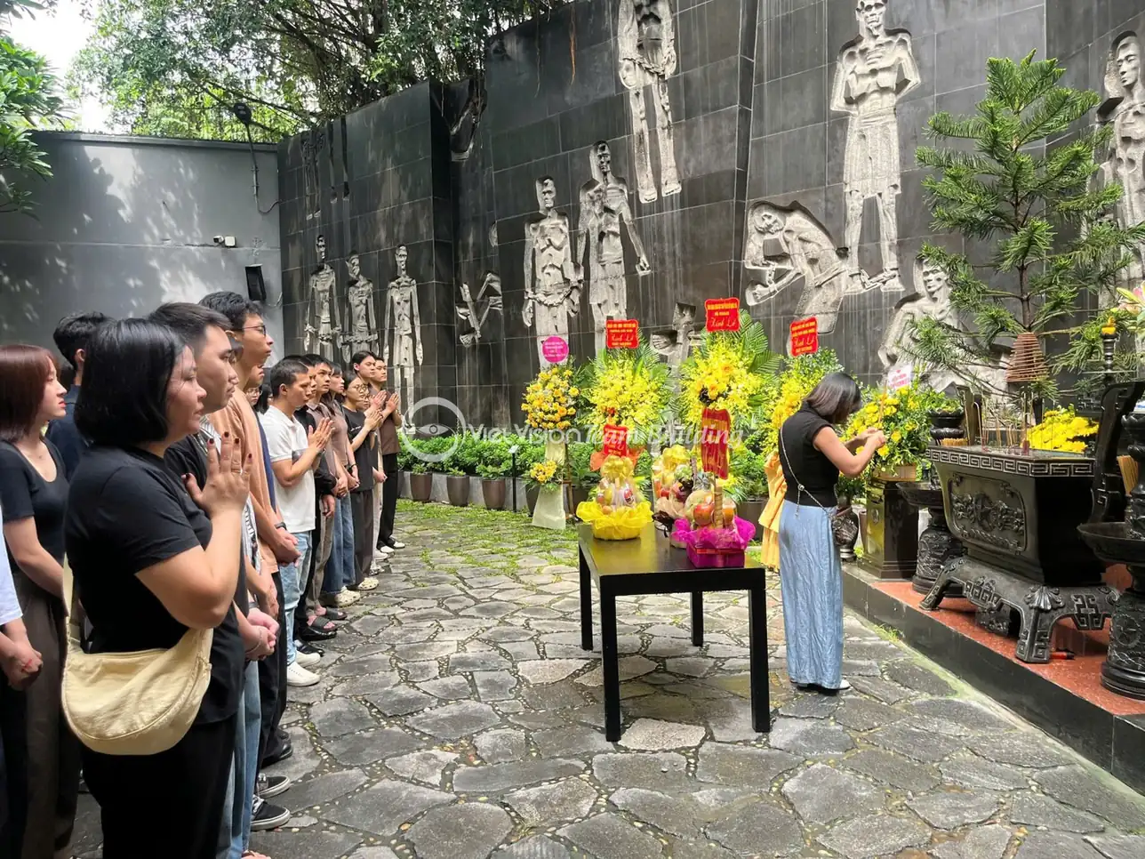 Các thành viên Viet Vision dâng hương tưởng niệm các Anh hùng Liệt sĩ