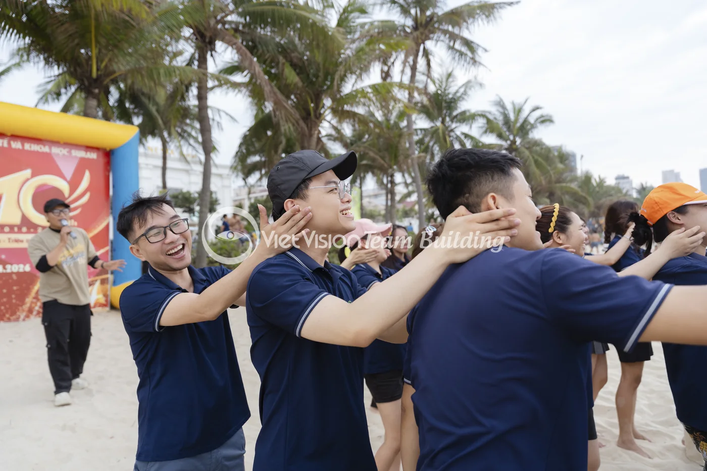Nhiều thành viên nối nhau di chuyển trong một thử thách phối hợp đội
