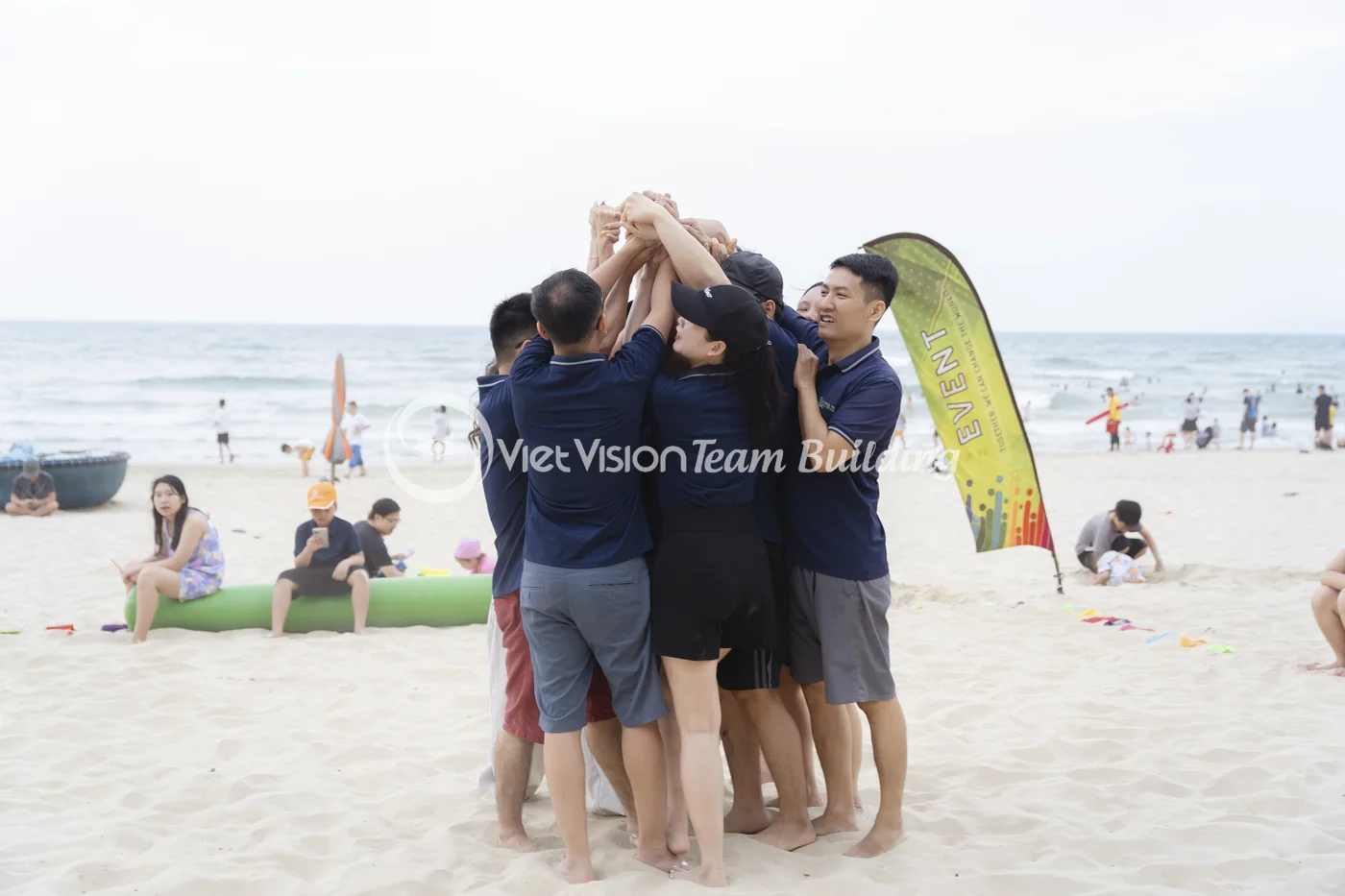 Một đội cùng hô khẩu hiệu trước khi bước vào hoạt động team building