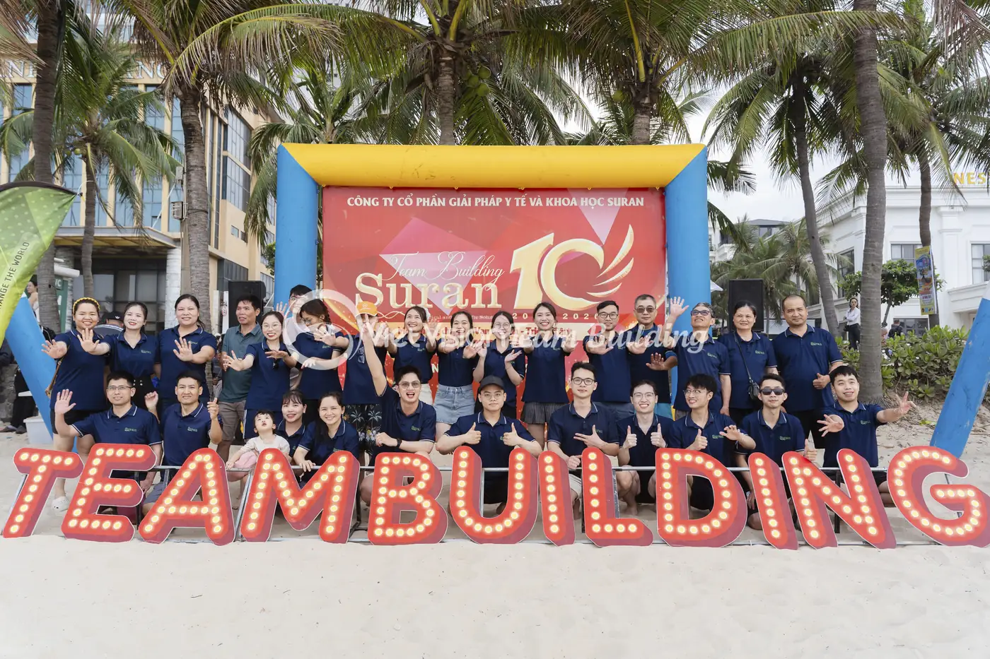 Tập thể công ty chụp ảnh tổng kết sau hoạt động team building ngoài trời