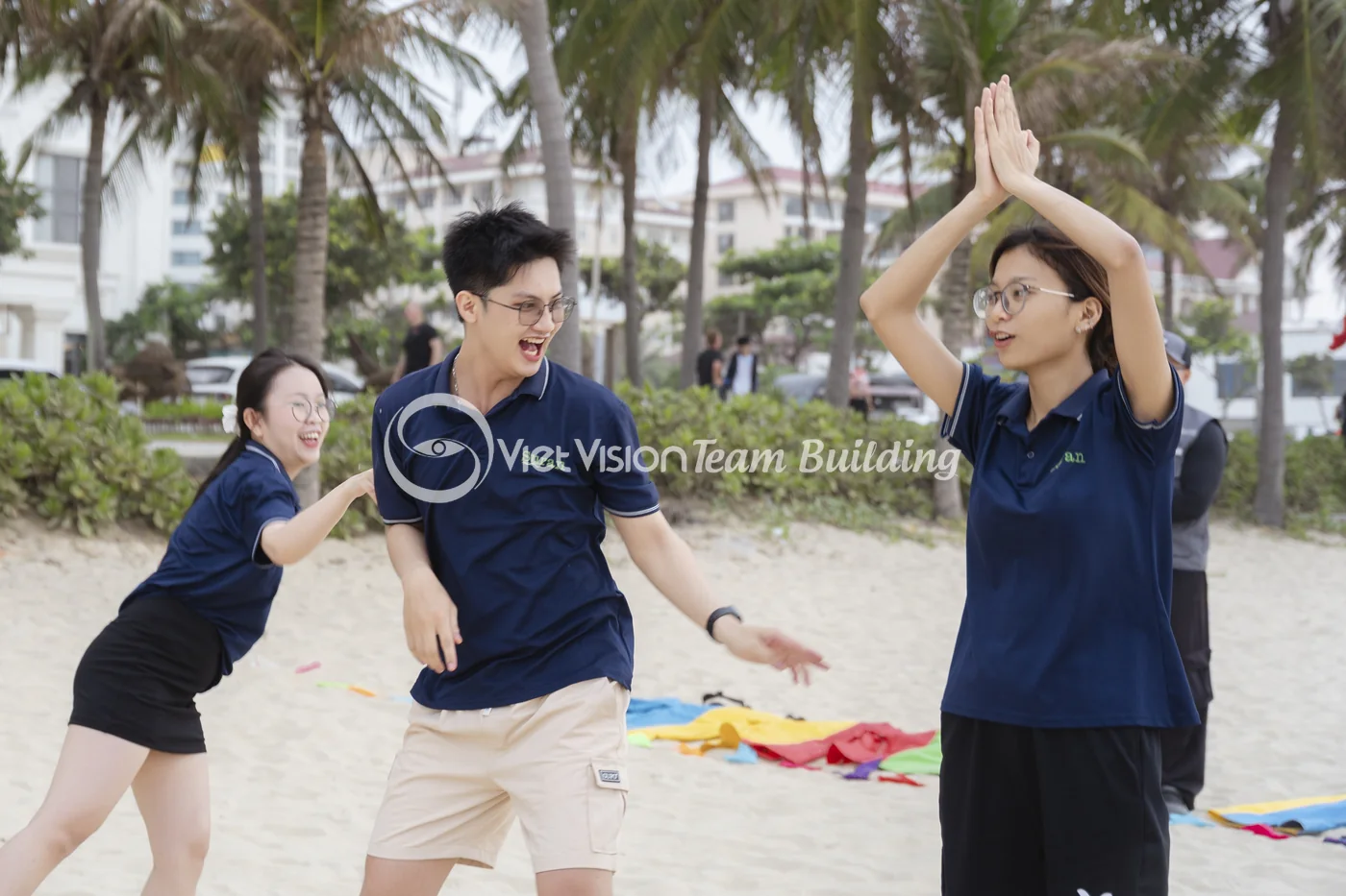 Thành viên trong đội tương tác và cổ vũ nhau trong hoạt động ngoài trời
