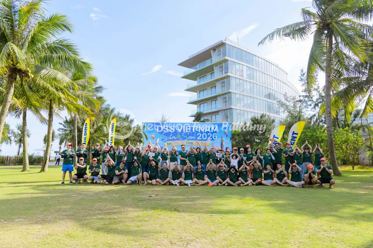 Đoàn nhân viên đông người chụp ảnh tập thể trước khi tham gia team building Amazing Race