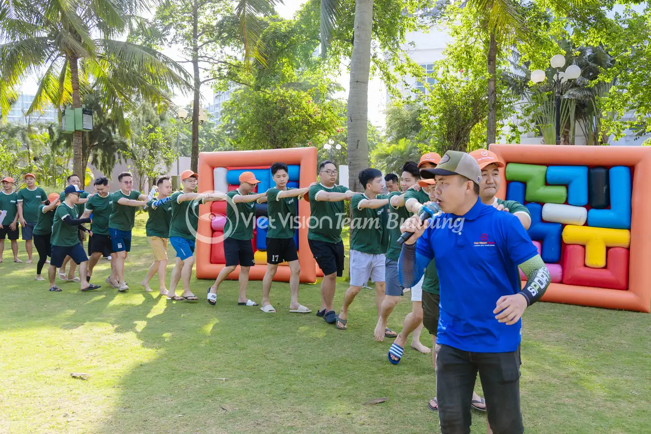 MC và điều phối viên hướng dẫn các đội trước khi bắt đầu Amazing Race cho đoàn đông