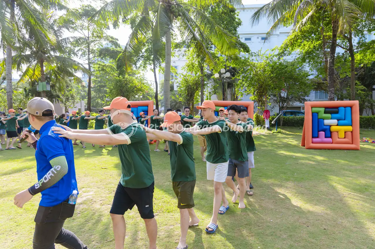 Đội chơi xếp line rõ ràng trong hoạt động team building Amazing Race ngoài trời