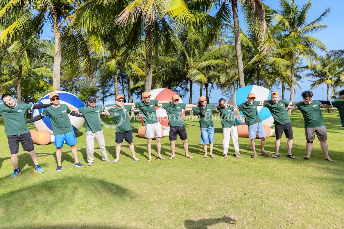 Các đội phối hợp theo tuyến di chuyển rộng trong chương trình team building nhiều người