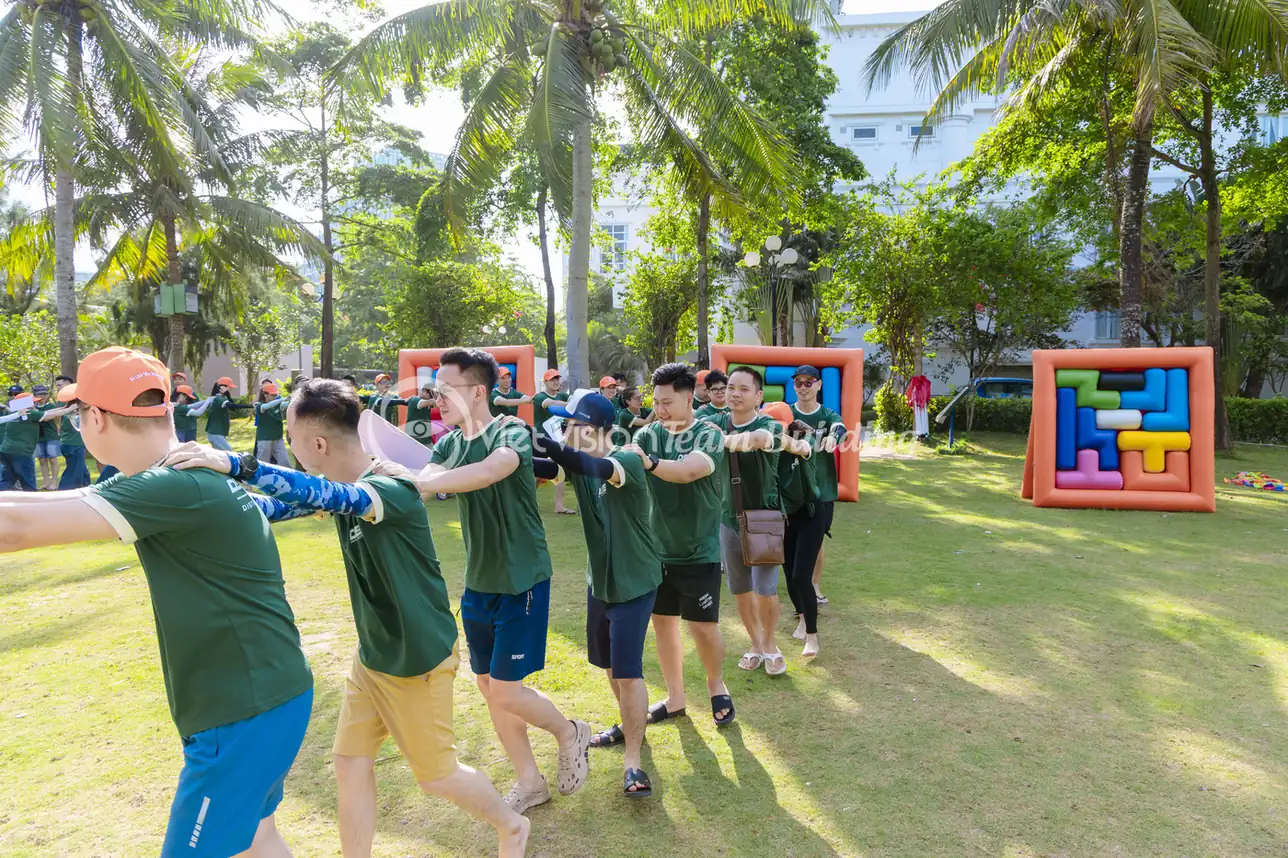 Nhiều thành viên phối hợp tại trạm ngoài trời trong chương trình Amazing Race cho đoàn đông