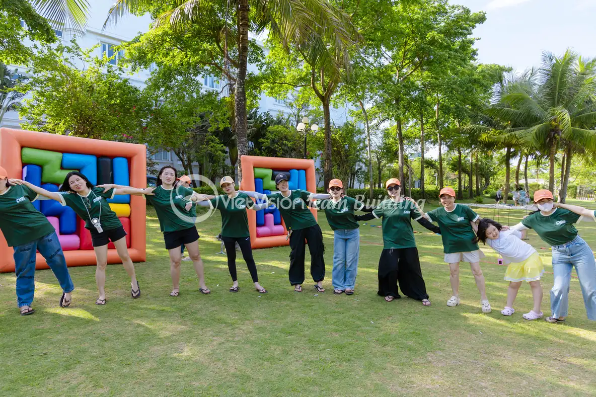 Khu vực trạm team building ngoài trời được chia zone cho nhiều đội tham gia cùng lúc