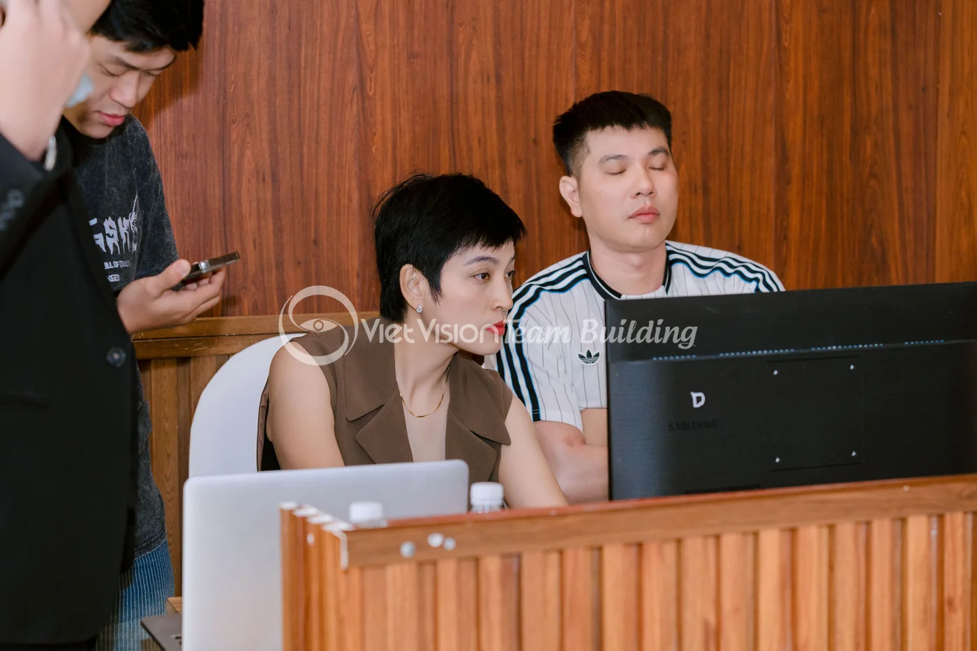 Nhóm nhỏ bàn chiến thuật và xử lý thông tin trong chương trình cho team sales