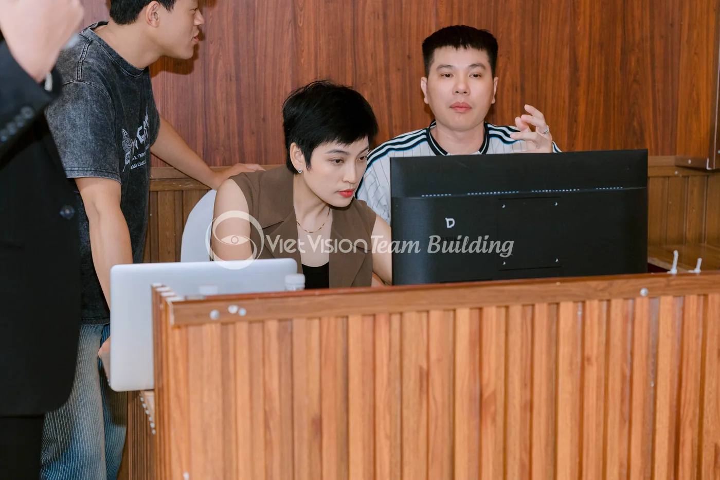 Nhóm nhân sự trao đổi kế hoạch trước chương trình team building Amazing Race cho team sales