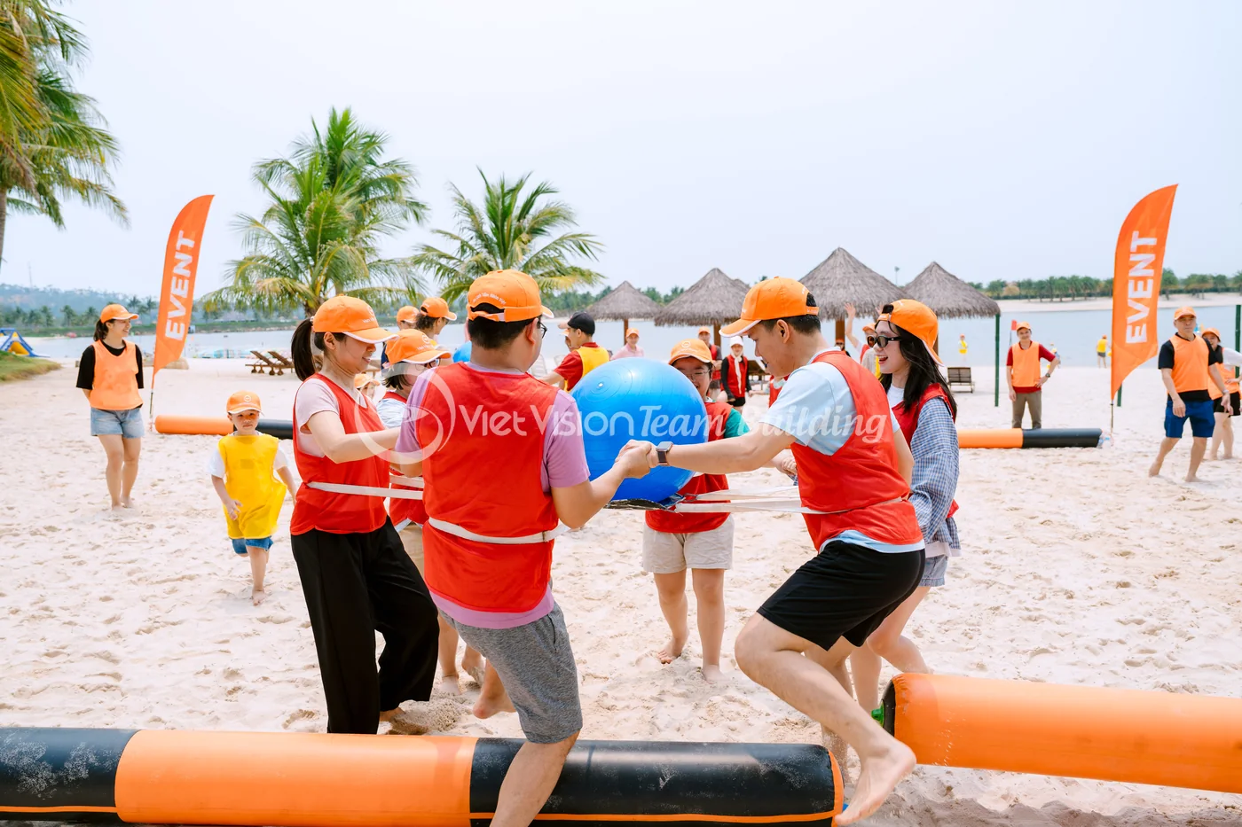 Đội chơi phối hợp dưới áp lực thời gian trong team building Amazing Race cho team sales
