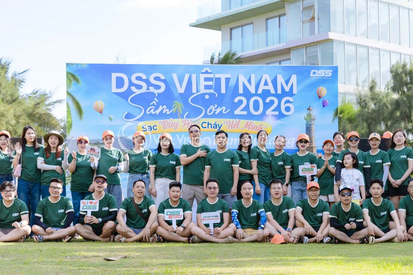 Đội tham gia tổng kết sau chương trình team building Amazing Race cho team sales