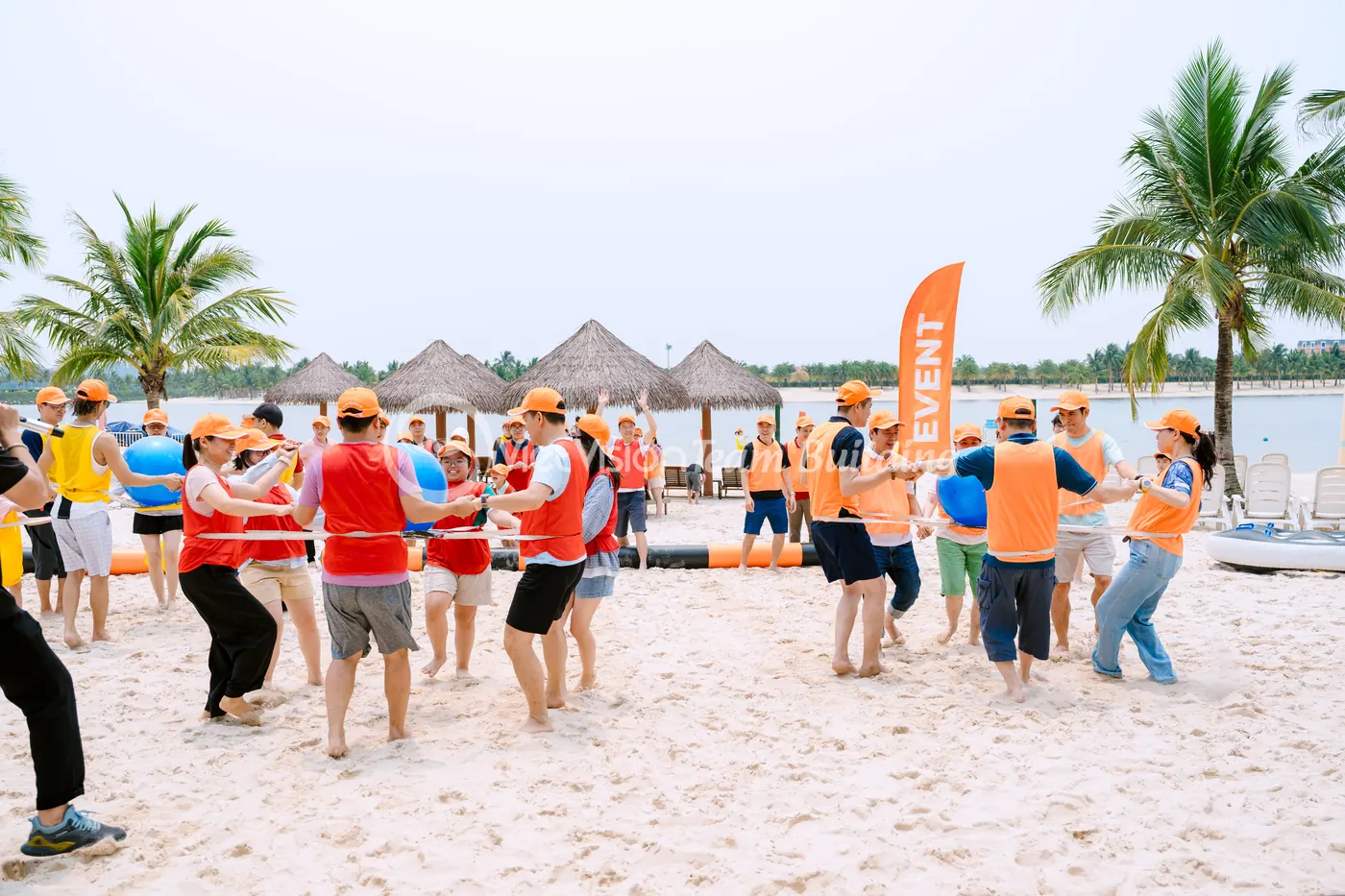 Các đội tham gia trạm thử thách team building Amazing Race trên bãi biển theo tuyến di chuyển riêng