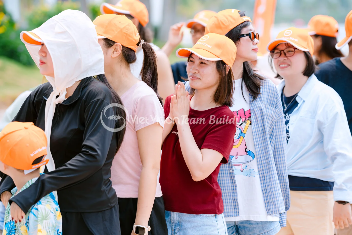 Người tham gia nghe luật chơi trước khi bắt đầu team building Amazing Race để nắm rõ nhiệm vụ