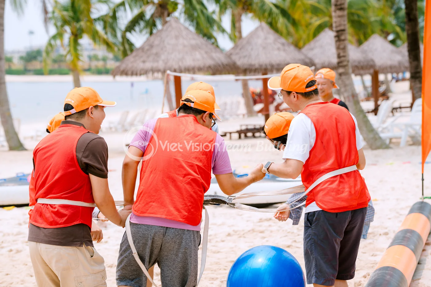 Nhóm nhân viên phối hợp theo vai trò trong một trạm team building Amazing Race