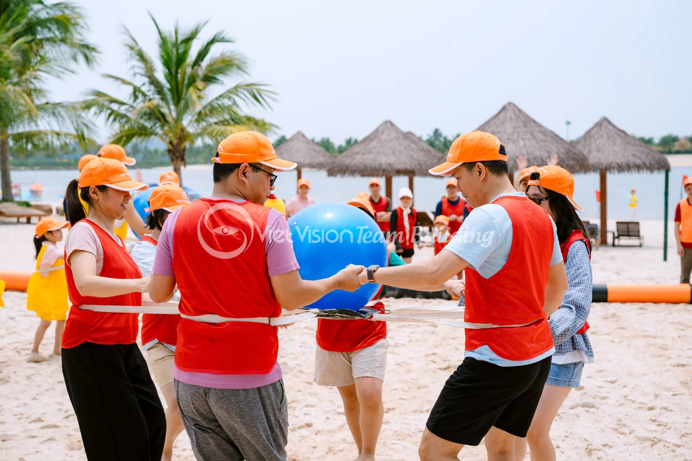 Đội chơi phối hợp vận động trong một trạm team building Amazing Race ngoài trời với cường độ vừa phải