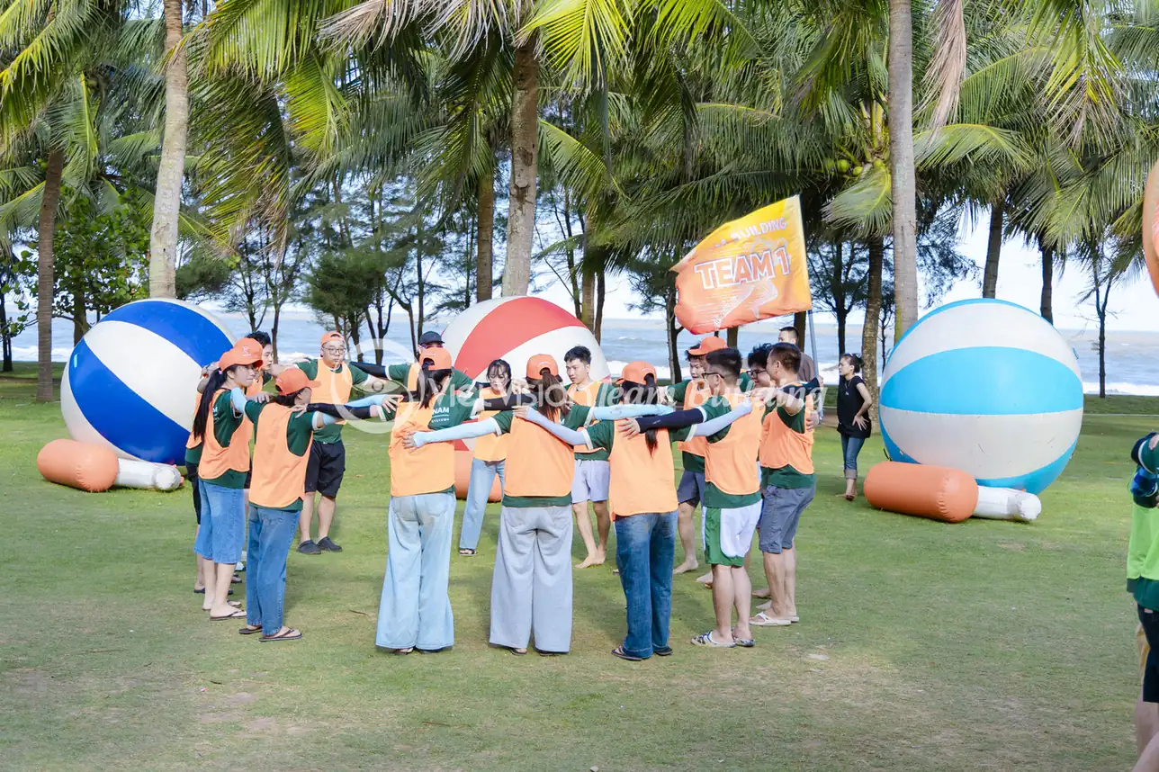 Vòng tròn đội chơi trong bài Team Building Amazing Race không chỉ là chạy trạm